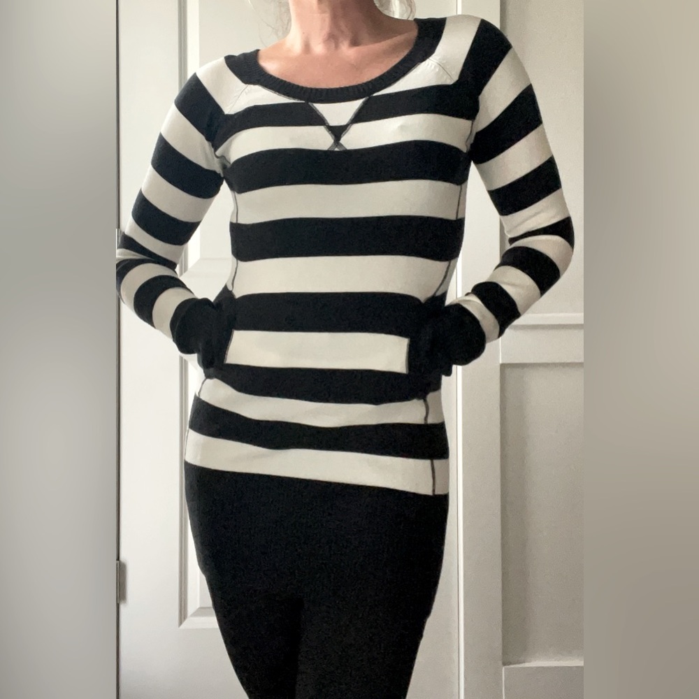 TAKE OUT Women’s bodyhugging sweater|Black&White Stripes|Front Pocket|Size M